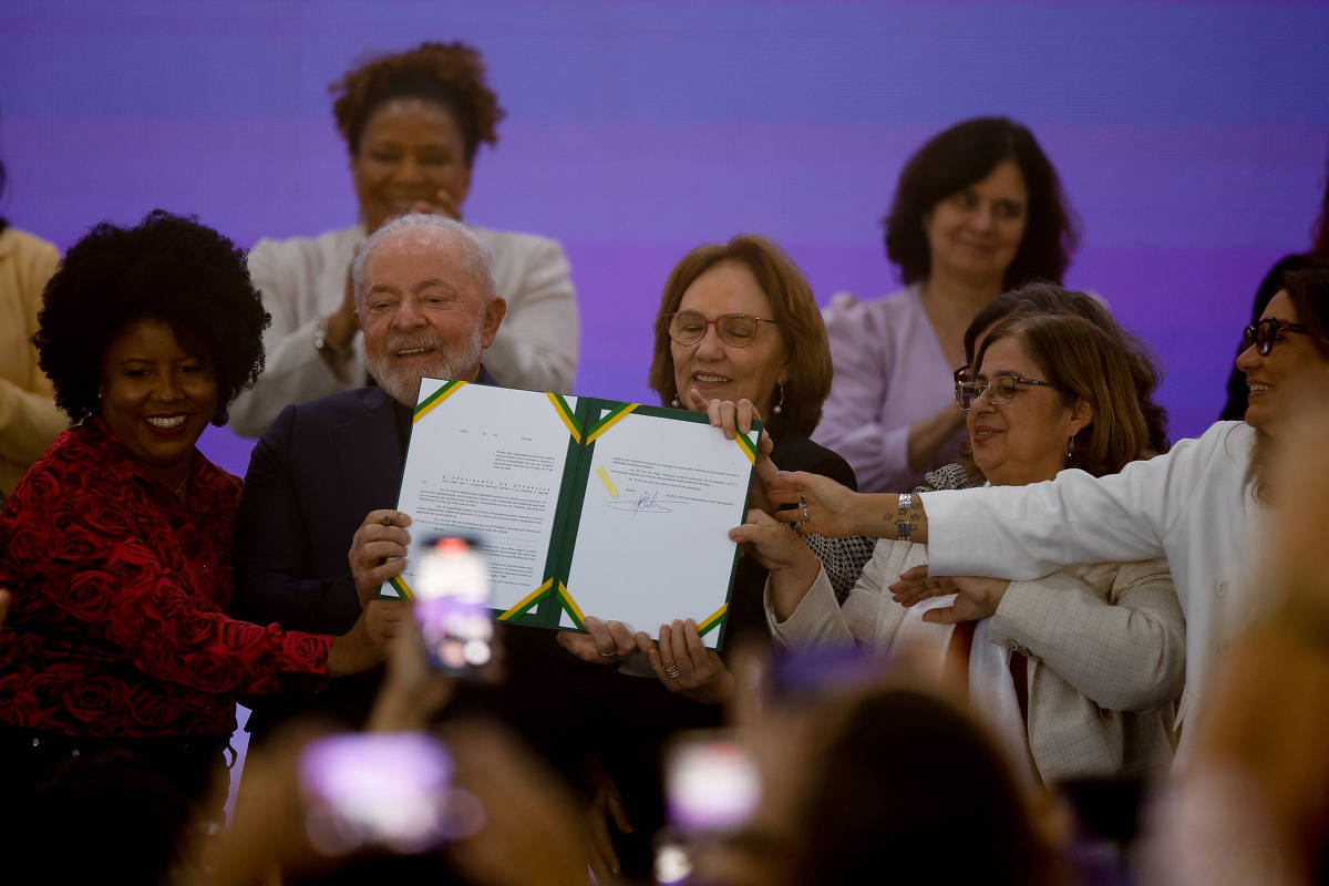 Disparidade salarial cresce, e mulheres ganham 20,7% menos do que homens no Brasil